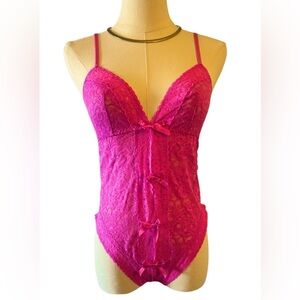 NWT Victoria’s Secret Lace Floral Teddy Size M Peek A Boo Crotch Fuchsia Pink